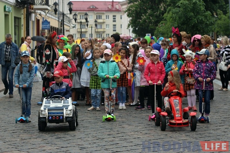 У Дзень абароны дзяцей у Гродне прайшоў дзіцячы парад, а таксама забег нявест і слінгамам У Дзень абароны дзяцей у Гродне прайшоў дзіцячы парад, а таксама забег нявест і слінгамам