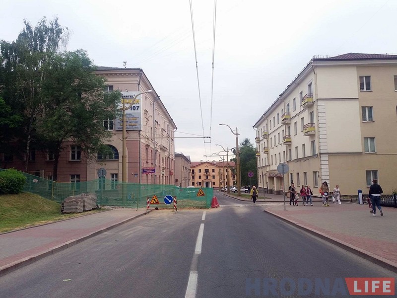 У скверы на месцы Фары Вітаўта рабочыя знайшлі частку калоны старога храма