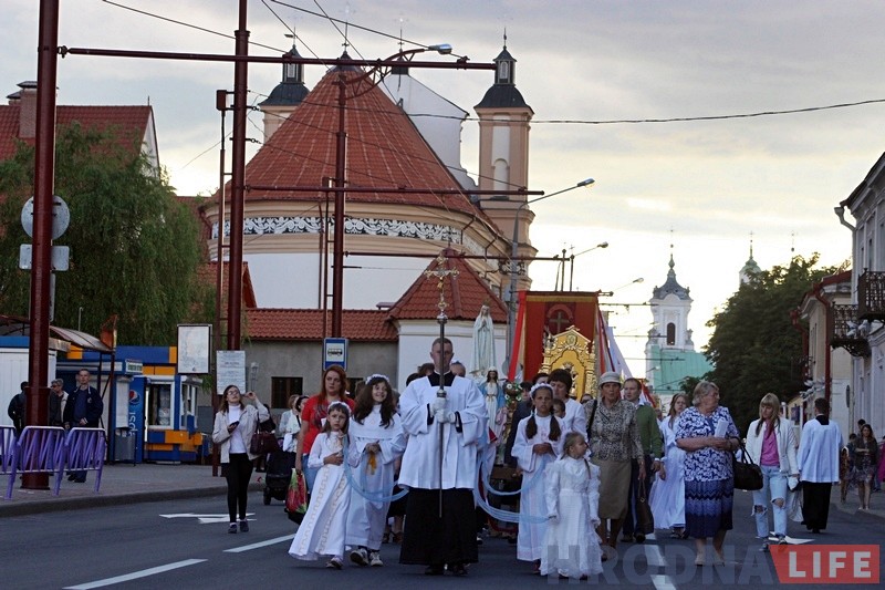 Тысячы каталікоў прайшлі па вуліцах Гродна ў свята Божага цела (ФОТА) Тысячы каталікоў прайшлі па вуліцах Гродна ў свята Божага цела (ФОТА)