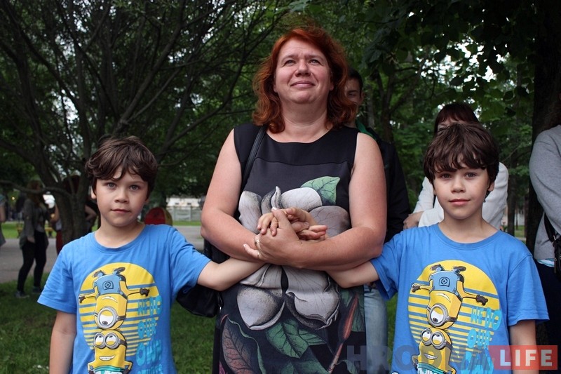 "Мы не двайняткі - мы трайняткі". У парку атракцыёнаў сабраліся аднолькавыя гродзенцы "Мы не двайняткі - мы трайняткі". У парку атракцыёнаў сабраліся аднолькавыя гродзенцы