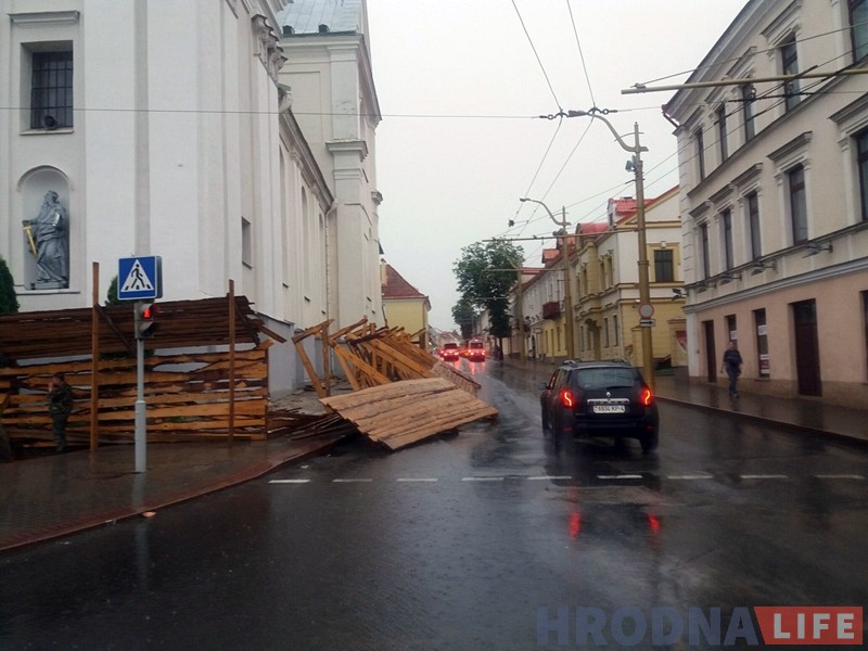 Першая буйная навальніца гэтага лета прайшла ў Гродне: фота наступстваў Першая буйная навальніца гэтага лета прайшла ў Гродне: фота наступстваў