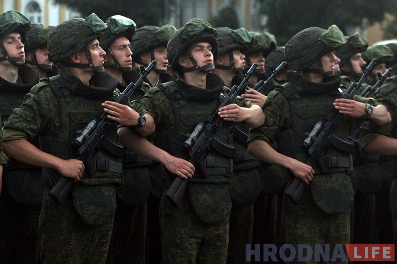 У цэнтры Гродна прайшла рэпетыцыя парада да Дня Незалежнасці У цэнтры Гродна прайшла рэпетыцыя парада да Дня Незалежнасці