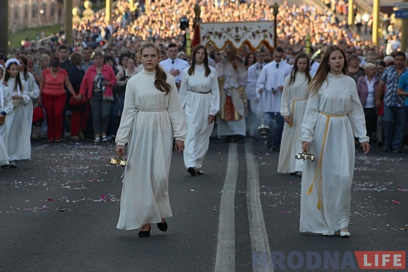 Тысячы каталікоў прайшлі па вуліцах Гродна ў свята Божага цела (ФОТА) Тысячы каталікоў прайшлі па вуліцах Гродна ў свята Божага цела (ФОТА)