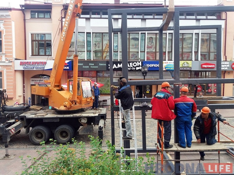 На Савецкай пачалі ўсталёўваць шахту для ліфта на назіральную пляцоўку "Нёмана" На Савецкай пачалі ўсталёўваць шахту для ліфта на назіральную пляцоўку "Нёмана"