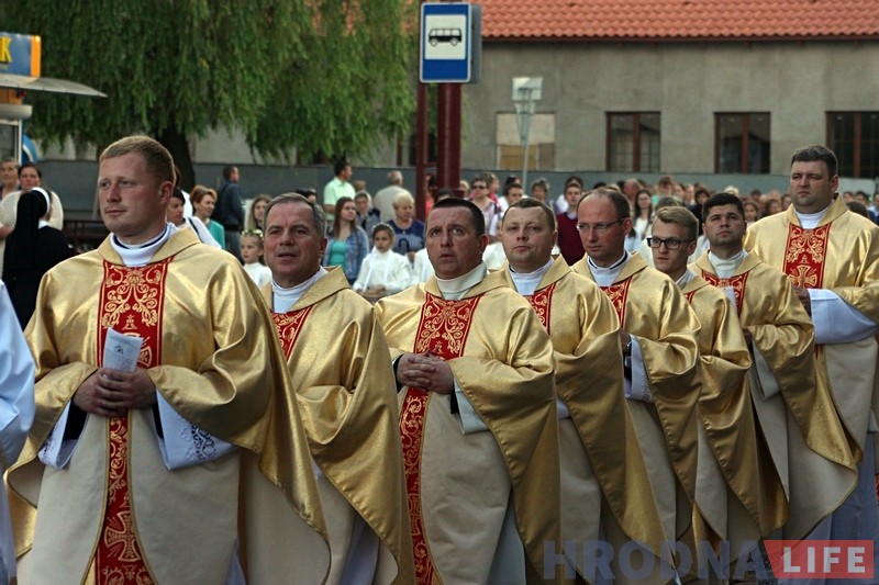 Тысячы каталікоў прайшлі па вуліцах Гродна ў свята Божага цела (ФОТА) Тысячы каталікоў прайшлі па вуліцах Гродна ў свята Божага цела (ФОТА)