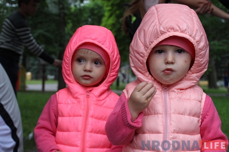 "Мы не двайняткі - мы трайняткі". У парку атракцыёнаў сабраліся аднолькавыя гродзенцы "Мы не двайняткі - мы трайняткі". У парку атракцыёнаў сабраліся аднолькавыя гродзенцы