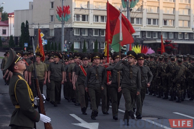 У цэнтры Гродна прайшла рэпетыцыя парада да Дня Незалежнасці У цэнтры Гродна прайшла рэпетыцыя парада да Дня Незалежнасці