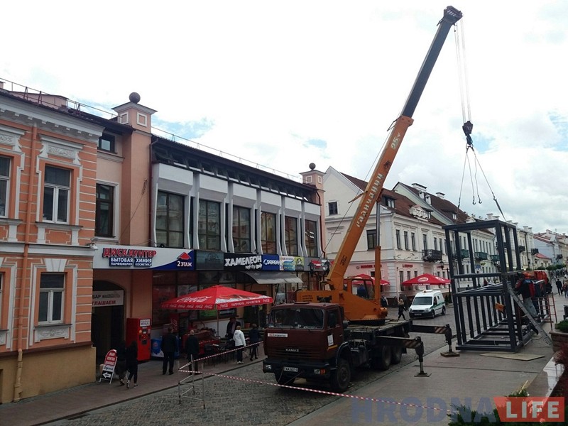 На Савецкай пачалі ўсталёўваць шахту для ліфта на назіральную пляцоўку "Нёмана" На Савецкай пачалі ўсталёўваць шахту для ліфта на назіральную пляцоўку "Нёмана"