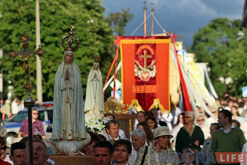Тысячы каталікоў прайшлі па вуліцах Гродна ў свята Божага цела (ФОТА) Тысячы каталікоў прайшлі па вуліцах Гродна ў свята Божага цела (ФОТА)