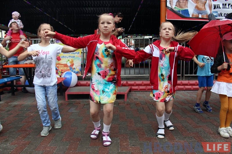 "Мы не двайняткі - мы трайняткі". У парку атракцыёнаў сабраліся аднолькавыя гродзенцы "Мы не двайняткі - мы трайняткі". У парку атракцыёнаў сабраліся аднолькавыя гродзенцы