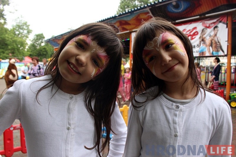 "Мы не двайняткі - мы трайняткі". У парку атракцыёнаў сабраліся аднолькавыя гродзенцы "Мы не двайняткі - мы трайняткі". У парку атракцыёнаў сабраліся аднолькавыя гродзенцы