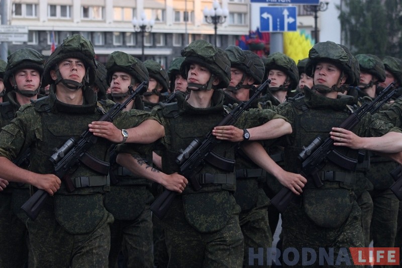 У цэнтры Гродна прайшла рэпетыцыя парада да Дня Незалежнасці У цэнтры Гродна прайшла рэпетыцыя парада да Дня Незалежнасці