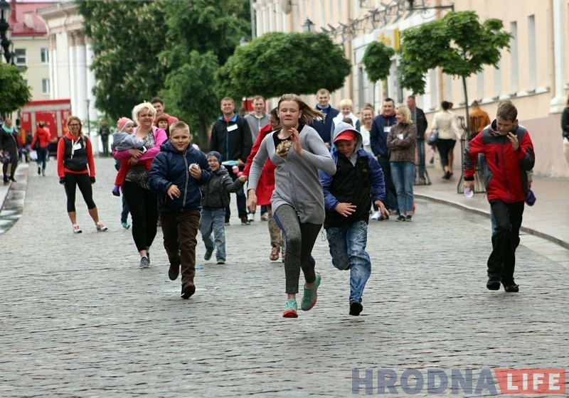 У Дзень абароны дзяцей у Гродне прайшоў дзіцячы парад, а таксама забег нявест і слінгамам У Дзень абароны дзяцей у Гродне прайшоў дзіцячы парад, а таксама забег нявест і слінгамам