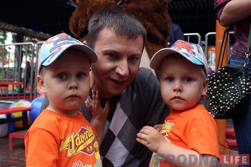 "Мы не двайняткі - мы трайняткі". У парку атракцыёнаў сабраліся аднолькавыя гродзенцы "Мы не двайняткі - мы трайняткі". У парку атракцыёнаў сабраліся аднолькавыя гродзенцы