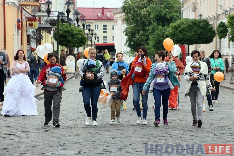 У Дзень абароны дзяцей у Гродне прайшоў дзіцячы парад, а таксама забег нявест і слінгамам У Дзень абароны дзяцей у Гродне прайшоў дзіцячы парад, а таксама забег нявест і слінгамам