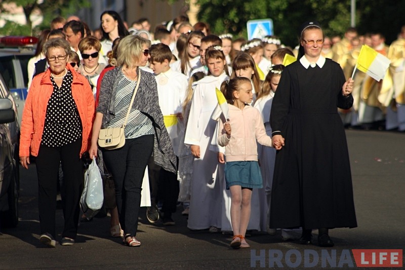 Тысячы каталікоў прайшлі па вуліцах Гродна ў свята Божага цела (ФОТА) Тысячы каталікоў прайшлі па вуліцах Гродна ў свята Божага цела (ФОТА)