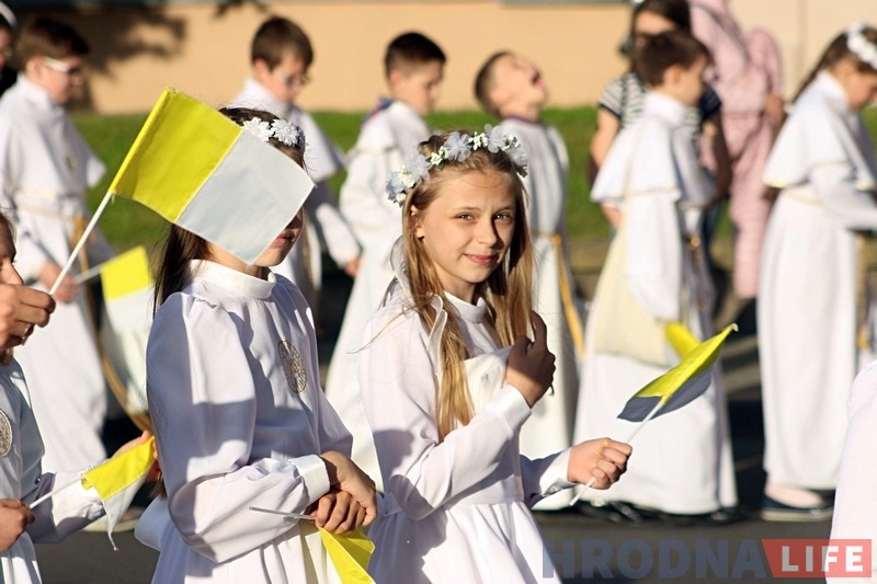 Тысячы каталікоў прайшлі па вуліцах Гродна ў свята Божага цела (ФОТА) Тысячы каталікоў прайшлі па вуліцах Гродна ў свята Божага цела (ФОТА)