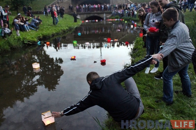 У парку Жылібера прайшоў фестываль водных ліхтарыкаў У парку Жылібера прайшоў фестываль водных ліхтарыкаў