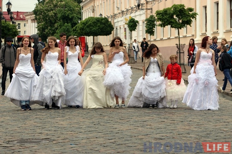 У Дзень абароны дзяцей у Гродне прайшоў дзіцячы парад, а таксама забег нявест і слінгамам У Дзень абароны дзяцей у Гродне прайшоў дзіцячы парад, а таксама забег нявест і слінгамам