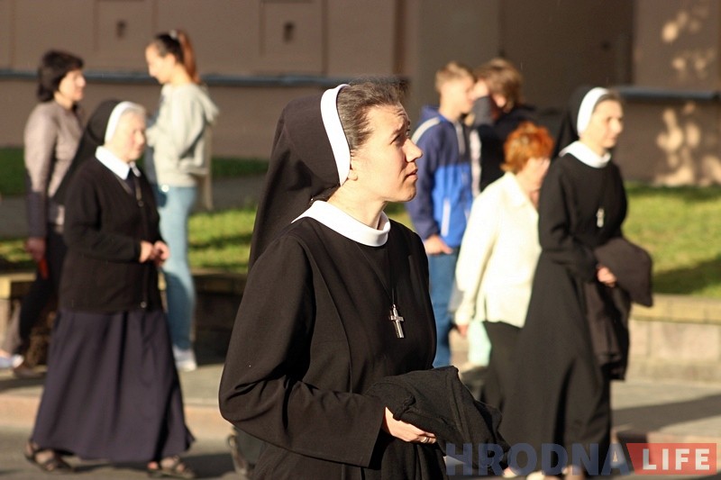 Тысячы каталікоў прайшлі па вуліцах Гродна ў свята Божага цела (ФОТА) Тысячы каталікоў прайшлі па вуліцах Гродна ў свята Божага цела (ФОТА)
