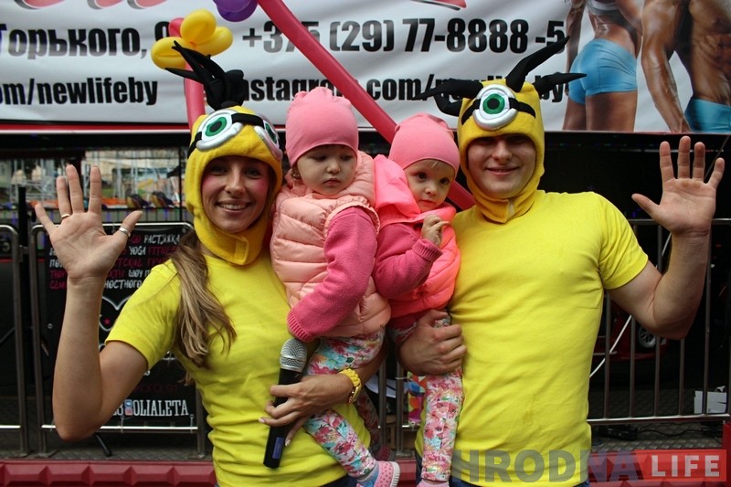 "Мы не двайняткі - мы трайняткі". У парку атракцыёнаў сабраліся аднолькавыя гродзенцы "Мы не двайняткі - мы трайняткі". У парку атракцыёнаў сабраліся аднолькавыя гродзенцы