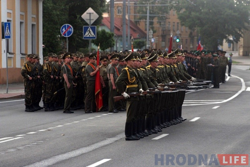 У цэнтры Гродна прайшла рэпетыцыя парада да Дня Незалежнасці У цэнтры Гродна прайшла рэпетыцыя парада да Дня Незалежнасці
