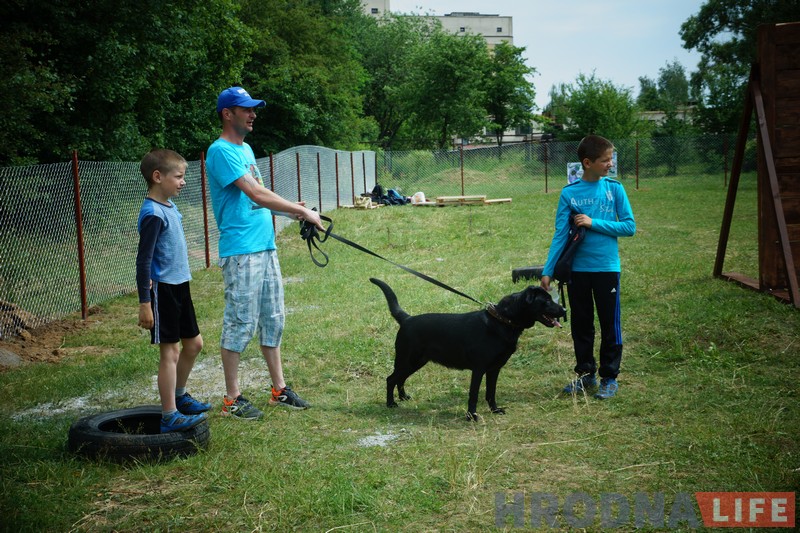 “Карыстайцеся, гэта для вас!” На Вішняўцы адсвяткавалі адкрыццё пляцоўкі для сабак