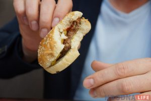 Пяць гродзенскіх бургераў: эксперт пакаштаваў вулічны фаст-фуд на сляпой дэгустацыі