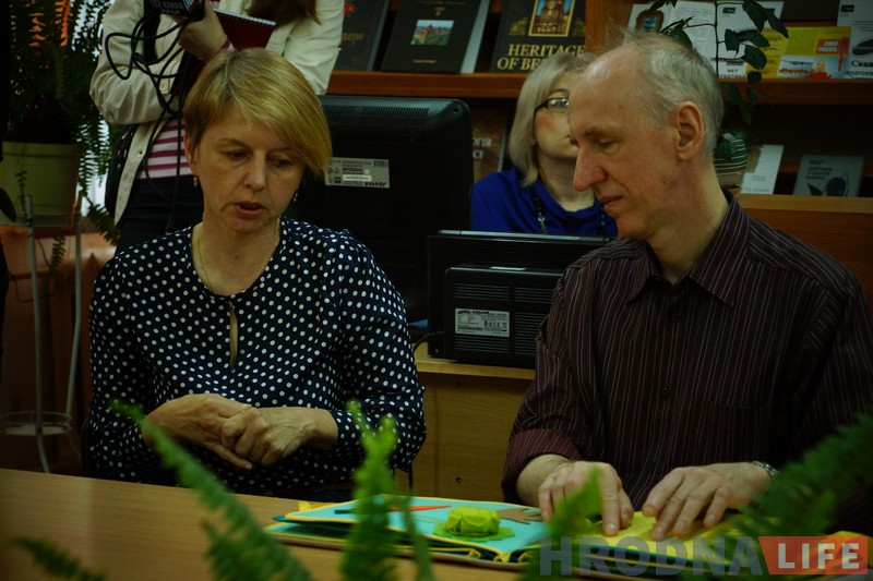 Калі не можаш падзяліцца зрокам. Як гродзенскія школьнікі ствараюць кнігі для невідушчых дзяцей
