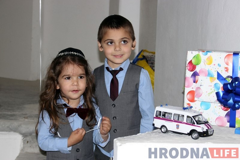 Першую стрыжку яўрэйскага хлопчыка паказалі ў гродзенскай сінагозе Першую стрыжку яўрэйскага хлопчыка паказалі ў гродзенскай сінагозе