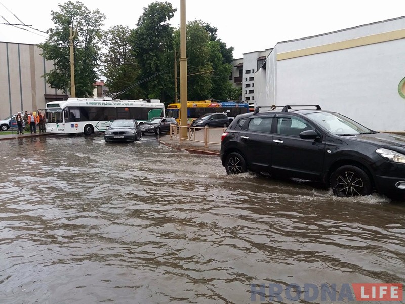 Наступствы моцнага дажджу ў Гродне: зноў затапіла вуліцы