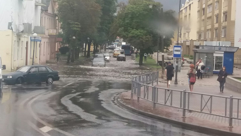 Наступствы моцнага дажджу ў Гродне: зноў затапіла вуліцы
