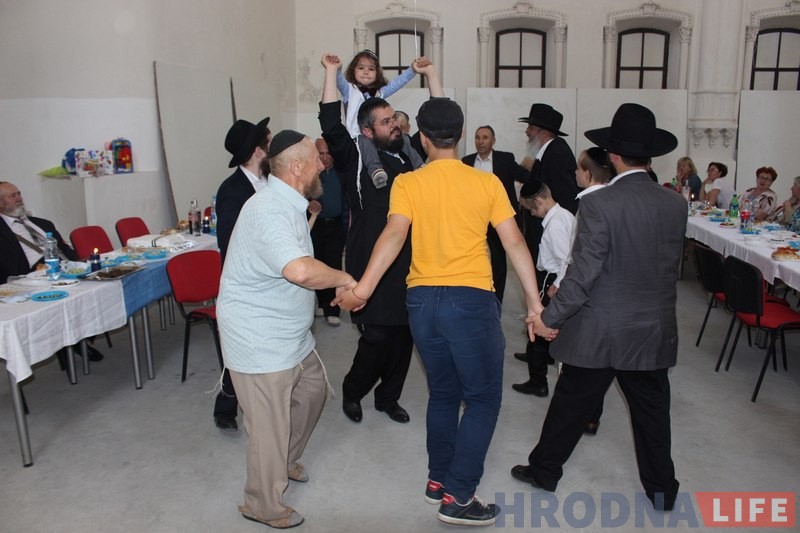 Першую стрыжку яўрэйскага хлопчыка паказалі ў гродзенскай сінагозе Першую стрыжку яўрэйскага хлопчыка паказалі ў гродзенскай сінагозе