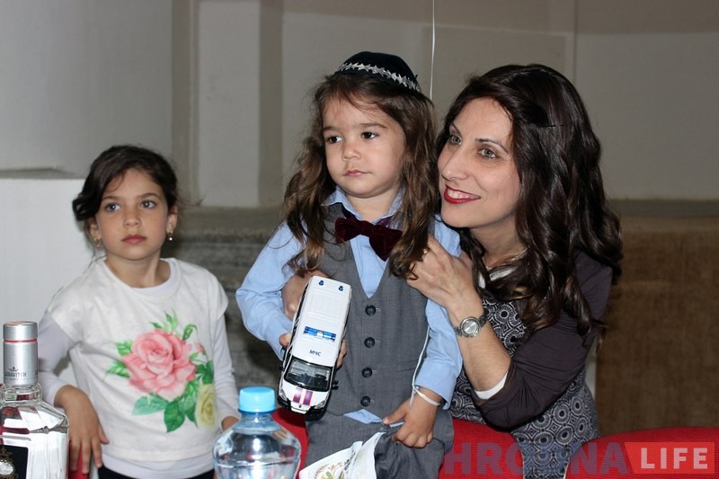 Першую стрыжку яўрэйскага хлопчыка паказалі ў гродзенскай сінагозе Першую стрыжку яўрэйскага хлопчыка паказалі ў гродзенскай сінагозе