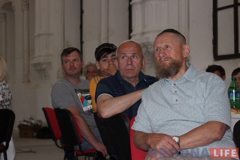 Першую стрыжку яўрэйскага хлопчыка паказалі ў гродзенскай сінагозе Першую стрыжку яўрэйскага хлопчыка паказалі ў гродзенскай сінагозе