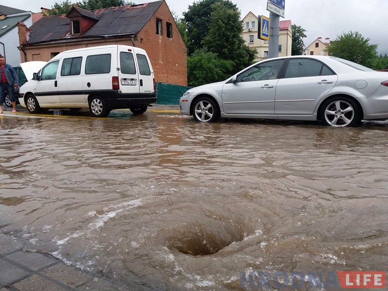 Наступствы моцнага дажджу ў Гродне: зноў затапіла вуліцы