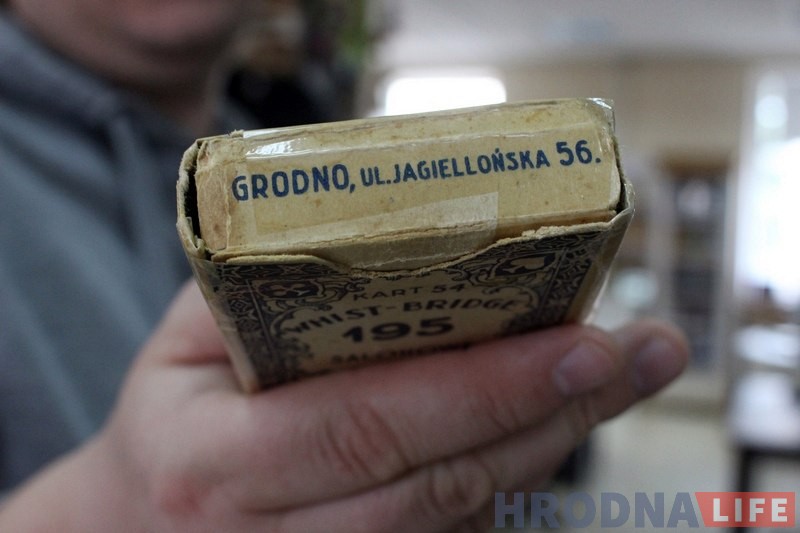 Калода карт з фабрыкі братоў Лапіных для вісты і брыджа - 54 карты. Такія карты друкаваліся ў 1930-я гады ў Гродне. Гэтая калода належыць Аляксандру Мілінкевічу