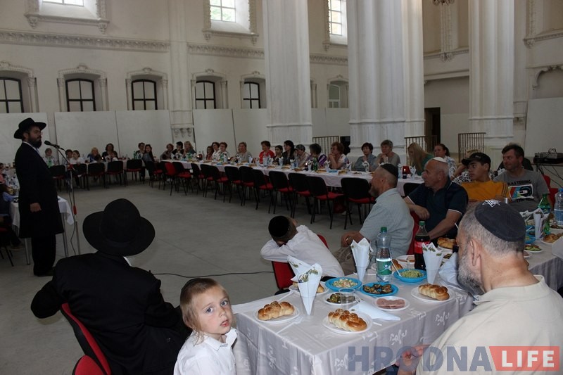 Першую стрыжку яўрэйскага хлопчыка паказалі ў гродзенскай сінагозе Першую стрыжку яўрэйскага хлопчыка паказалі ў гродзенскай сінагозе