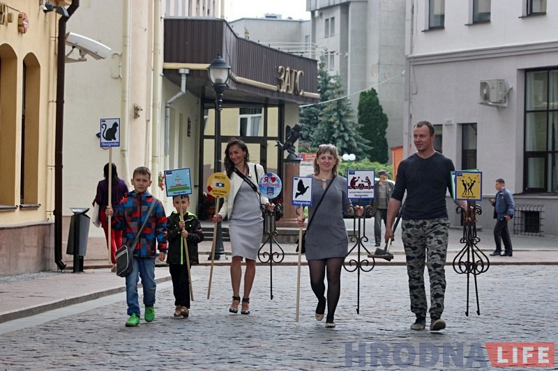 Зрабіць сэлфі, купіць кветкі і пакарміць галубоў. У Гродне усталёўваюць чарговую партыю незвычайных дарожных знакаў