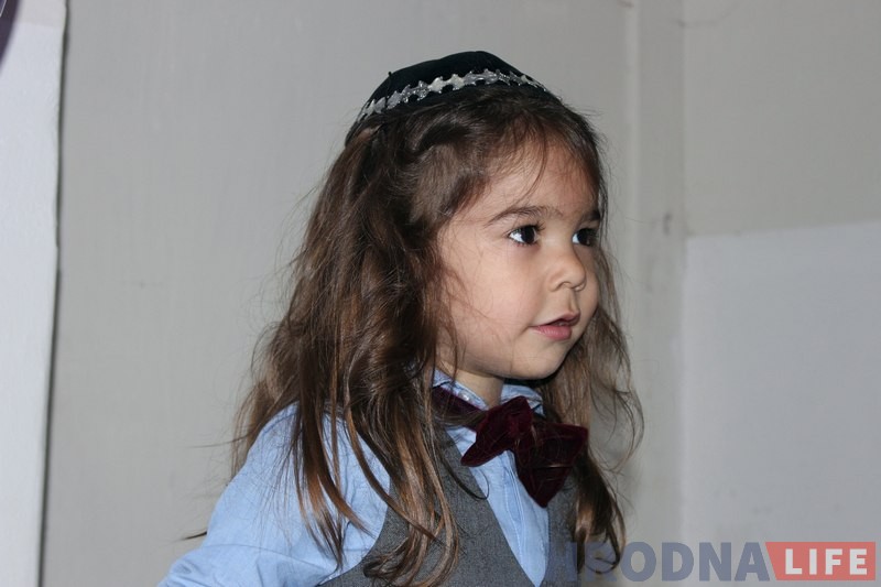 Першую стрыжку яўрэйскага хлопчыка паказалі ў гродзенскай сінагозе Першую стрыжку яўрэйскага хлопчыка паказалі ў гродзенскай сінагозе