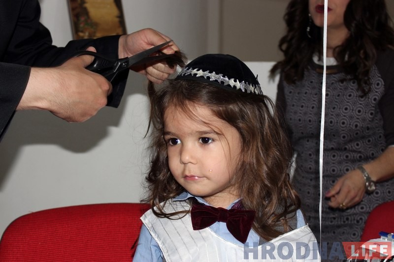 Першую стрыжку яўрэйскага хлопчыка паказалі ў гродзенскай сінагозе Першую стрыжку яўрэйскага хлопчыка паказалі ў гродзенскай сінагозе