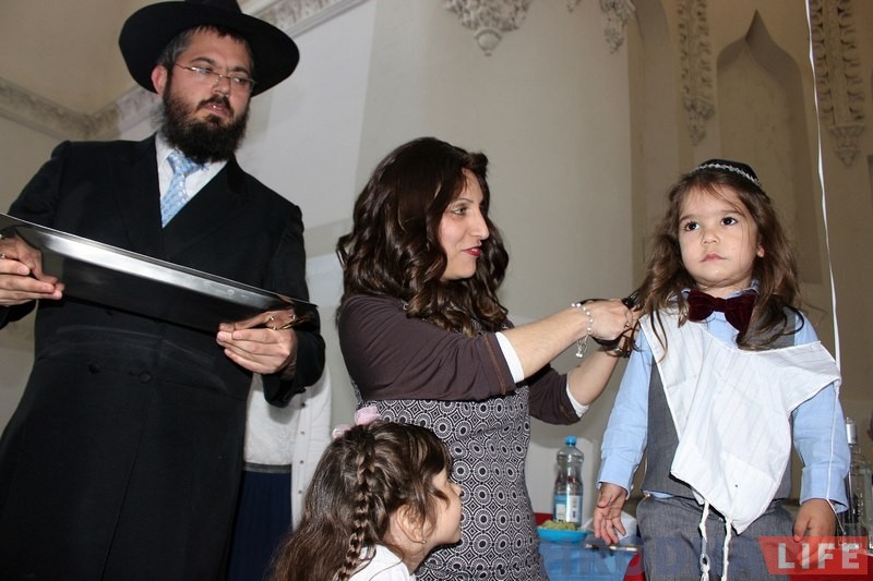 Першую стрыжку яўрэйскага хлопчыка паказалі ў гродзенскай сінагозе Першую стрыжку яўрэйскага хлопчыка паказалі ў гродзенскай сінагозе