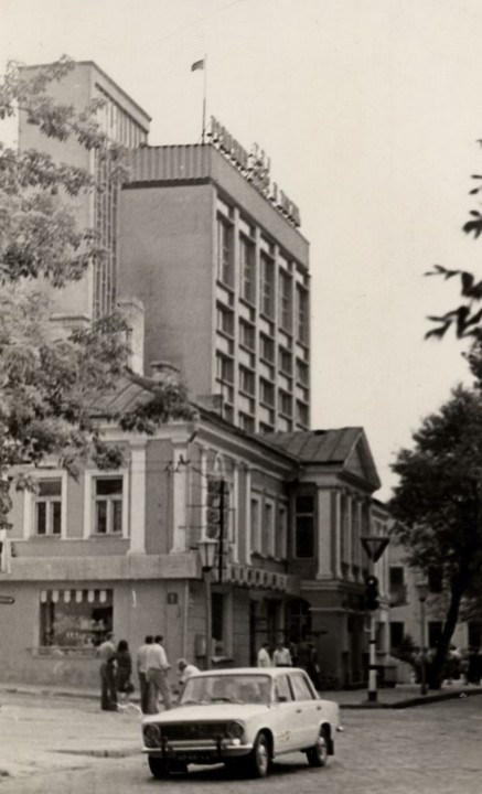 З аблвыканамам карчма глядзелася не так і дрэнна. Ды і палавінку аблвыканакама ў гістарычным цэнтры таксама можна было трываць. Глядзеўся як такі сучасны небаскроб, а не як цяперашняя сцяна.