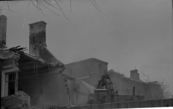 Разбурэнне карчмы, зафіксаванае з-за мура. 1978 г.