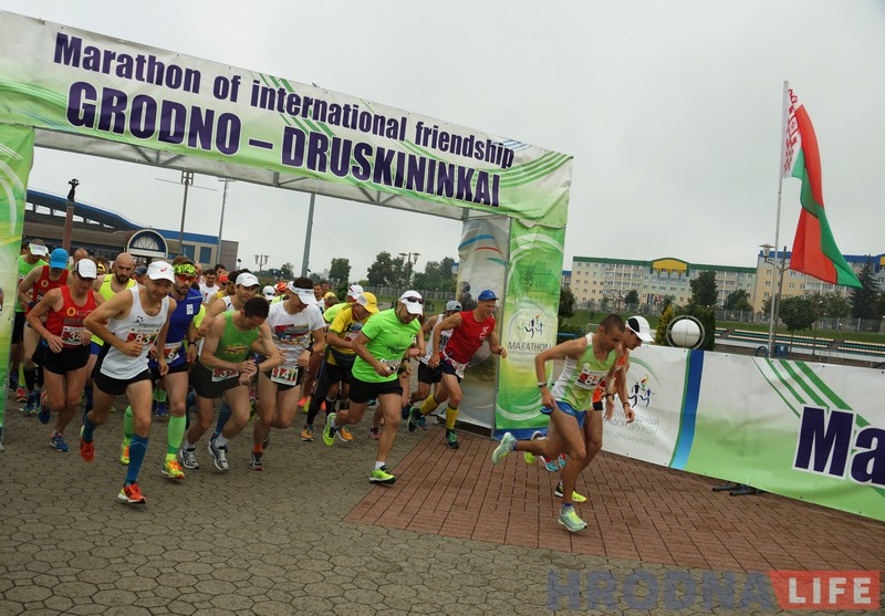 “Мяжу мінулі, не спыняючыся”. Удзельнікі трансгранічнага марафона ў сёмы раз прабеглі ад Гродна да Друскенік