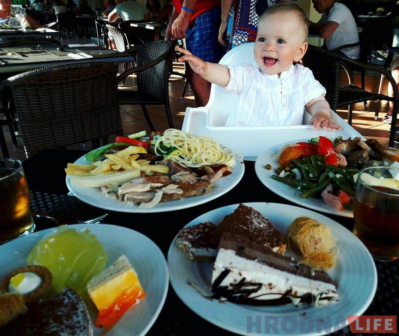 Першае падарожжа немаўляці. Як з грудным дзіцём удала адпачыць на моры