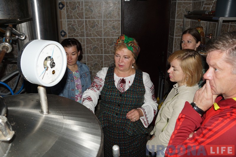 «Гонім, каб захаваць традыцыі». Самагонку і медавуху наліваюць гасцям у Каробчыцах