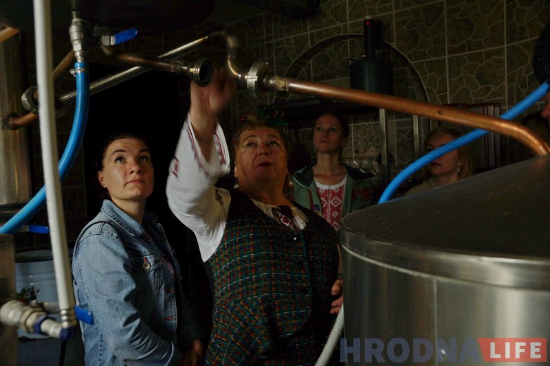 «Гонім, каб захаваць традыцыі». Самагонку і медавуху наліваюць гасцям у Каробчыцах