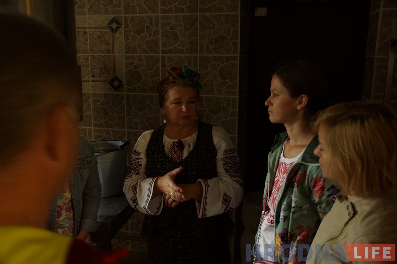 «Гонім, каб захаваць традыцыі». Самагонку і медавуху наліваюць гасцям у Каробчыцах