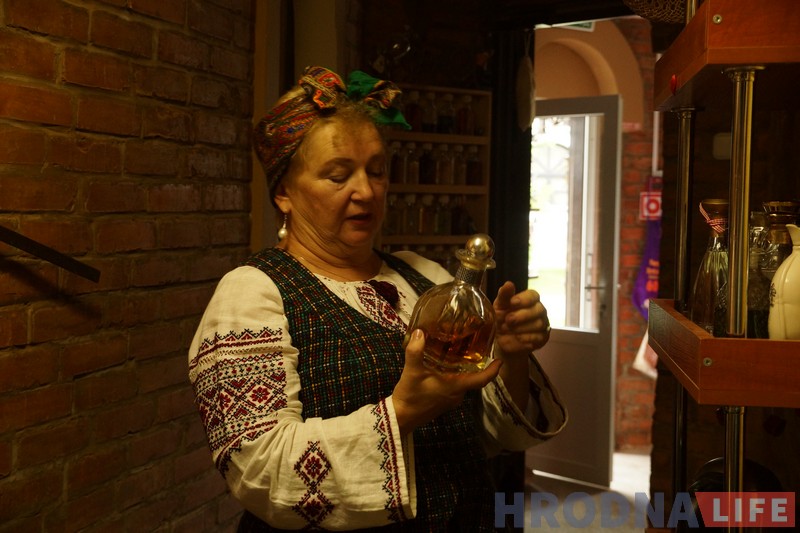 «Гонім, каб захаваць традыцыі». Самагонку і медавуху наліваюць гасцям у Каробчыцах